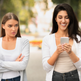 “Valehtelin ystävälleni olevani raskaana” – Kun naisten välinen kateus saa sairaat mittasuhteet