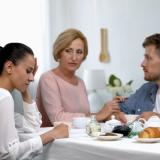 Anoppi ei pidä sinusta? Psykologin mukaan nämä temput toimivat aina