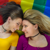 Kun äiti tulee kaapista, häntä syytetään itsekkyydestä – miksi naisen ulostuloa mitataan eri mitalla?