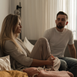 Nämä 4 merkkiä paljastavat välttelevän kiintymyssuhteen – ja miksi et osaa päästää ketään lähelle