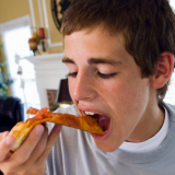 Teinipoikien ahmiminen ei ole hauska juttu — silti someäidit hihittelevät