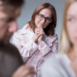 Kun parisuhteessa on kolme ihmistä – 5 merkkiä, että kumppanisi on mammanpoika