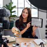 'Parasosiaalinen' valittiin Cambridge-sanakirjan vuoden sanaksi – mutta mitä se oikeastaan tarkoittaa?