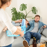 Huomaatko olevasi kumppanisi äiti? 5 merkkiä, että puolisosi on mieslapsi