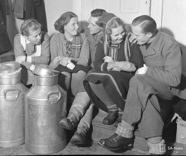 Lotat juttelevat ruotsalaisten kanssa.