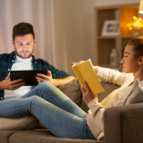 Kun kipinä vaihtuu kämppiselämään – miksi yhteinen koti tappaa intohimon?