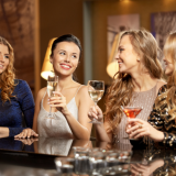 Tiedätkö miksi naisporukan lähestyminen baarissa ei aina ole niin helppoa?