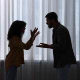 Miten tunnistaa manipuloiva ihmissuhde – 8 lausetta, jotka paljastavat vallankäytön