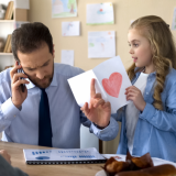 “Kaikki hyvin, ei hätää” – 5 tapaa, joilla tunne-etäinen lapsuus näkyy aikuisuudessa