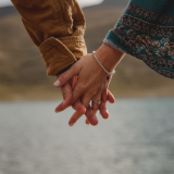 Yhä useampi nainen valitsee nuoremman – ja se kertoo jotain ajastamme