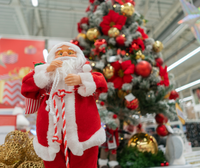 Joululahjat napataan usein mukaan ruokakaupasta.