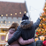 Yhä useampi nainen valitsee nuoremman – ja se kertoo jotain ajastamme