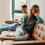 “Ei mitään, mä hoidan tän taas” – tällaista tuhoa epäsuora vihjailu tekee suhteessa