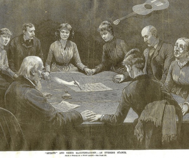 Spirituaaliset istunnot olivat aikansa ajanviete ja kutsujen ohjelmanumero.