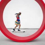 Ko Hyojoo longboardaa superilahduttavassa kevätmuodissa Vogue Japanin uudella videolla